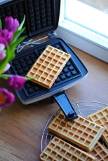 Gofrownica Dezal 301.5.1N 1300W biała nowa